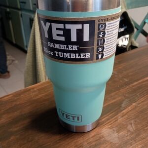 YETI Rambler 30 oz Tumbler in Aqua